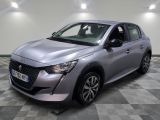 la voiture argentée est garée sur le sol à carreaux d'une pièce