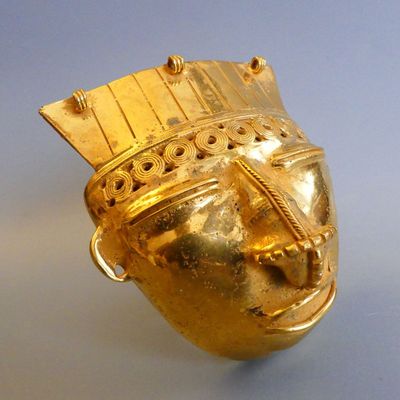 Colombie. Masque de chaman au diadème spiralé surmonté d’une…