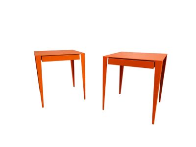 une paire de tables d'appoint orange sur fond blanc