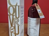 une bouteille de vin posée sur une table à côté d'une boîte