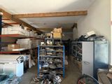 une pièce remplie de nombreuses boîtes et d'autres objets