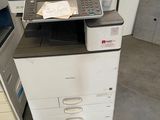 une imprimante posée sur un bureau