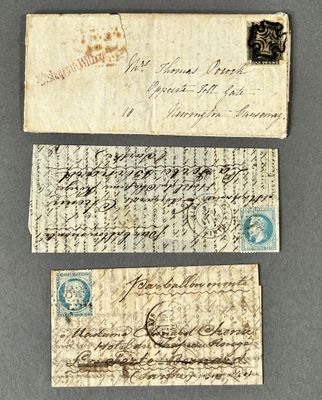 trois vieux morceaux de papier qui ont été laissés sur une table