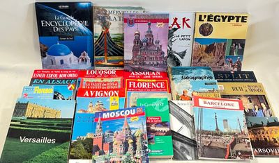 plusieurs livres sur une table blanche avec un fond blanc
