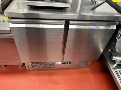 un lave-vaisselle en acier inoxydable trônant au milieu d'une cuisine