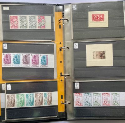 de nombreux timbres différents sur les pages d'un classeur