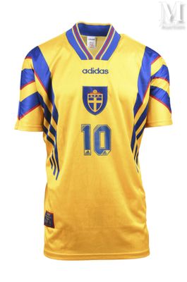 un gros plan sur un maillot jaune orné d'une bande bleue et jaune