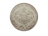 Gros plan sur une pièce de monnaie portant des armoiries