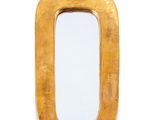 un miroir rectangulaire doré sur fond blanc