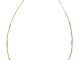 gros plan d'un collier en or sur fond blanc