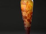 un vase posé sur un socle dans l'obscurité