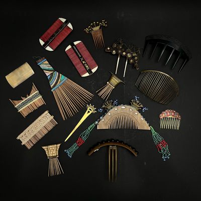 de nombreux types de peignes disposés en cercle