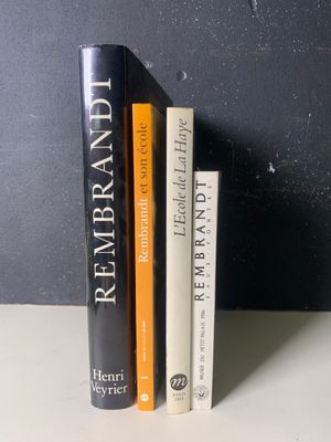 deux livres posés sur une table