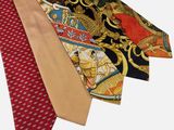 trois cravates de couleurs différentes, ornées de motifs variés sur fond blanc