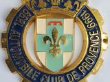 écusson d'un club français, le « Club de France », avec une croix au centre