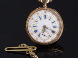 une montre de poche en or avec des chiffres romains