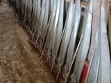 beaucoup de pelles appuyées contre un mur