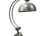 une image représentant une lampe de bureau dotée d'un pied et d'un abat-jour en métal
