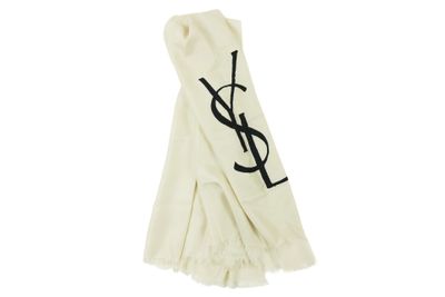 une écharpe blanche arborant le logo YSL