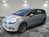 la photo d'une voiture argentée garée dans un garage