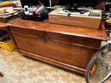 un vélo posé sur un coffre en bois
