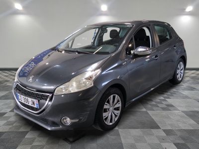 la voiture grise est garée dans le garage sur le sol en damier