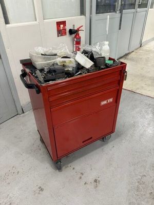 un chariot rouge qui contient beaucoup d'articles