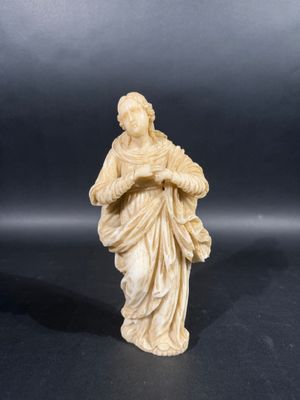 une statue de femme tenant un bébé dans ses bras