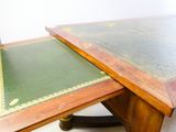 une table sur laquelle est posé un livre