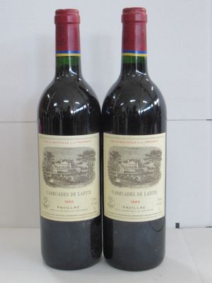 deux bouteilles de vin posées sur une table
