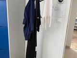 un porte-manteau sur lequel est accrochée une écharpe, dans une pièce
