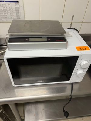 un micro-ondes posé sur le comptoir d'une cuisine