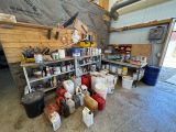 un garage où les étagères sont remplies d'objets et d'outils