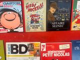 beaucoup de livres sur une étagère rouge dans une pièce