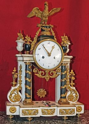une horloge posée sur une table