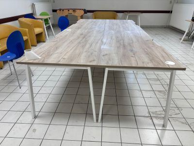 des tables et des chaises dans une pièce au sol carrelé de blanc, avec des chaises jaunes
