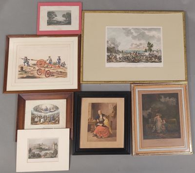 de nombreuses photos encadrées sur le mur d'une pièce