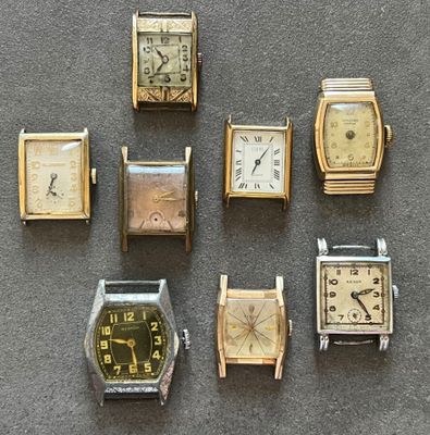de nombreux modèles de montres exposés sur la table