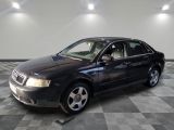 une photo d'une voiture noire dans un garage