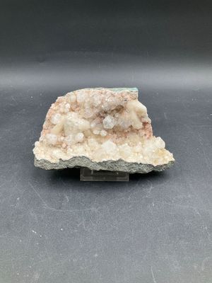Apopyllite en cristaux cubiques et son socle. 1.1Kg H:16 L:1…