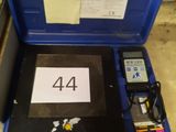 une mallette bleue contenant un ordinateur portable et un téléphone portable
