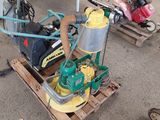 une petite machine posée sur une palette
