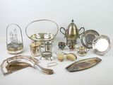beaucoup d'objets en argent qui se trouvent sur la table