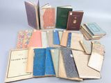 un assortiment de vieux livres empilés les uns sur les autres sur une table