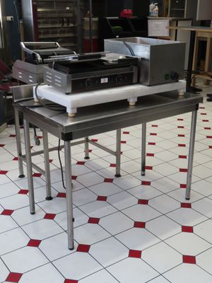 une machine posée sur une table dans une cuisine