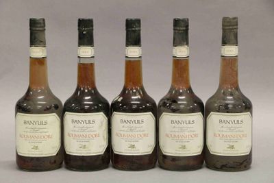 quatre bouteilles de vin sont alignées