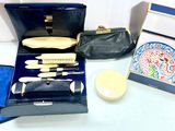 une boîte bleue contenant une brosse, un peigne et d'autres objets