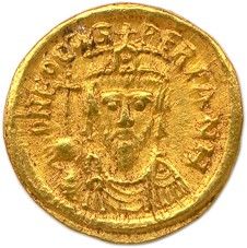 une pièce d'or à l'effigie d'un homme coiffé d'une couronne