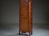 une armoire ancienne en bois à deux portes et tiroirs