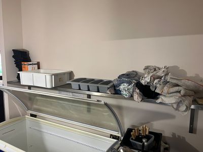 une glacière posée sur une étagère dans une pièce